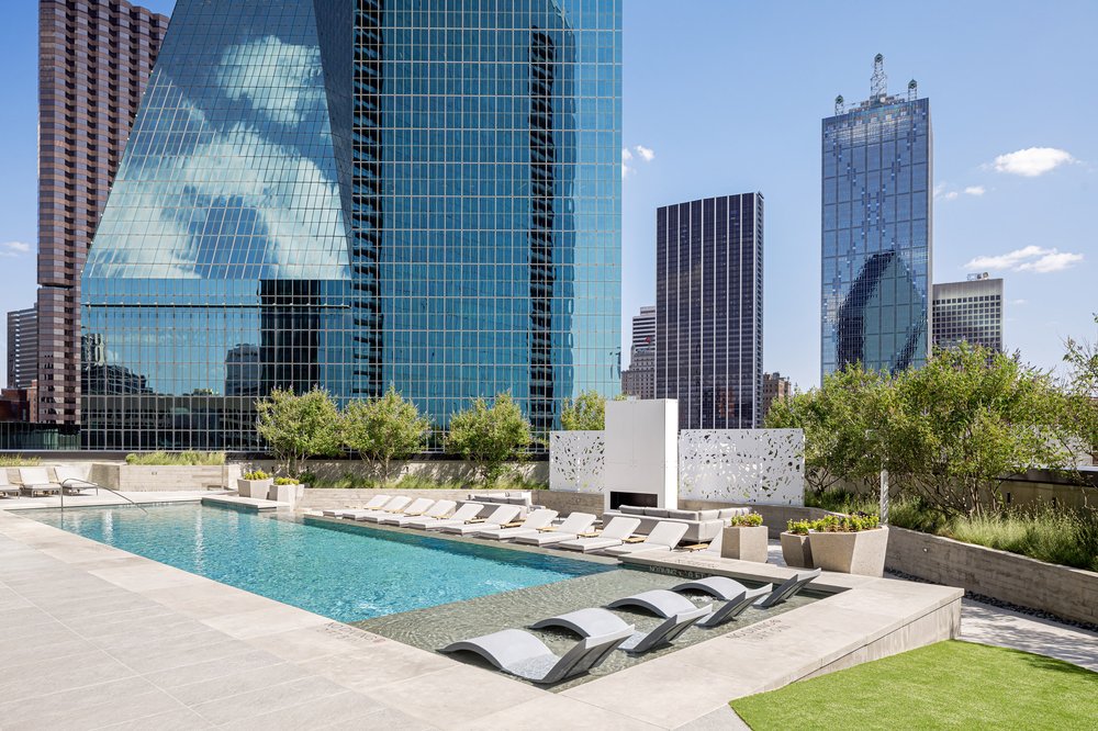 AMLI Fountain Place apartments in Dallas TX