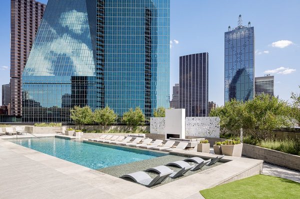 AMLI Fountain Place apartments in Dallas TX