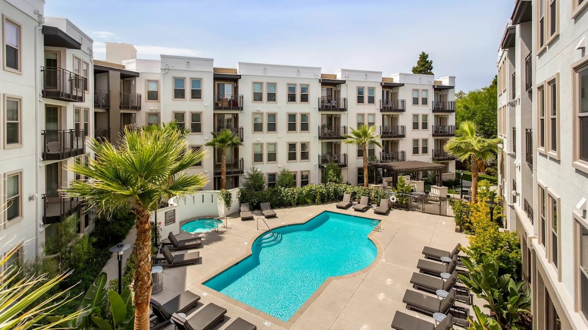 Cirrus Redwood City apartments in Redwood City, CA