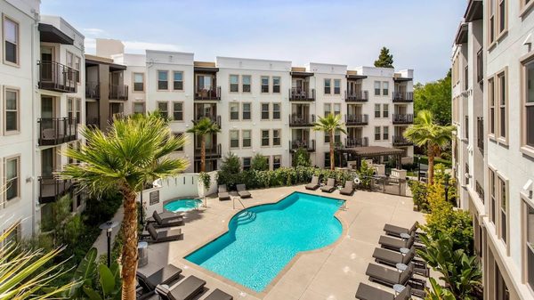 Cirrus Redwood City apartments in Redwood City, CA