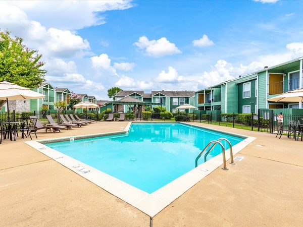 Summit at 7700 apartments in Missouri City, TX