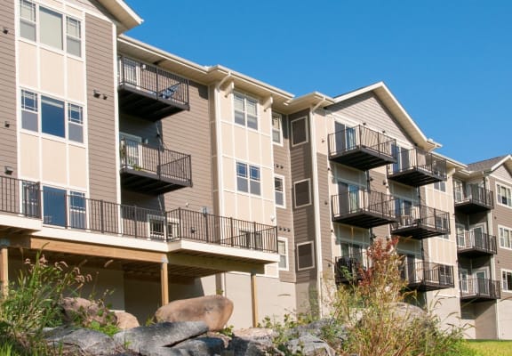 Lakeville Pointe apartments in Lakeville, MN
