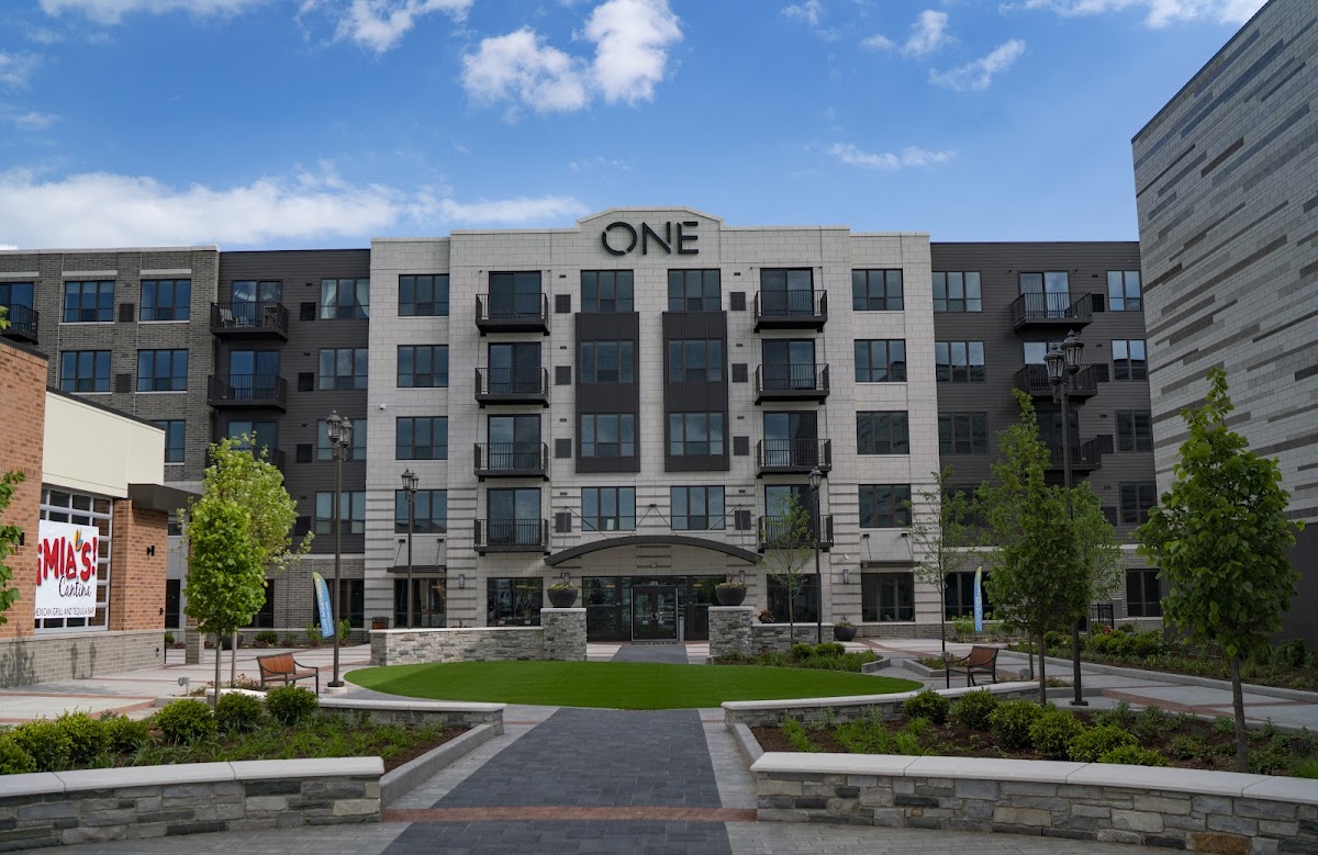 ONE Wheeling Town Center apartments in Arlington Heights, IL