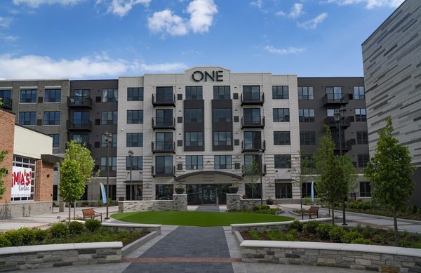 ONE Wheeling Town Center apartments in Arlington Heights, IL