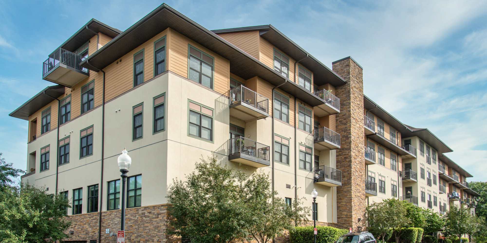 Oaks Glen Lake apartments in Minnetonka, MN