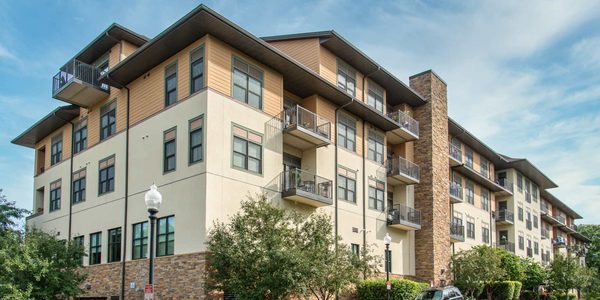Oaks Glen Lake apartments in Minnetonka, MN