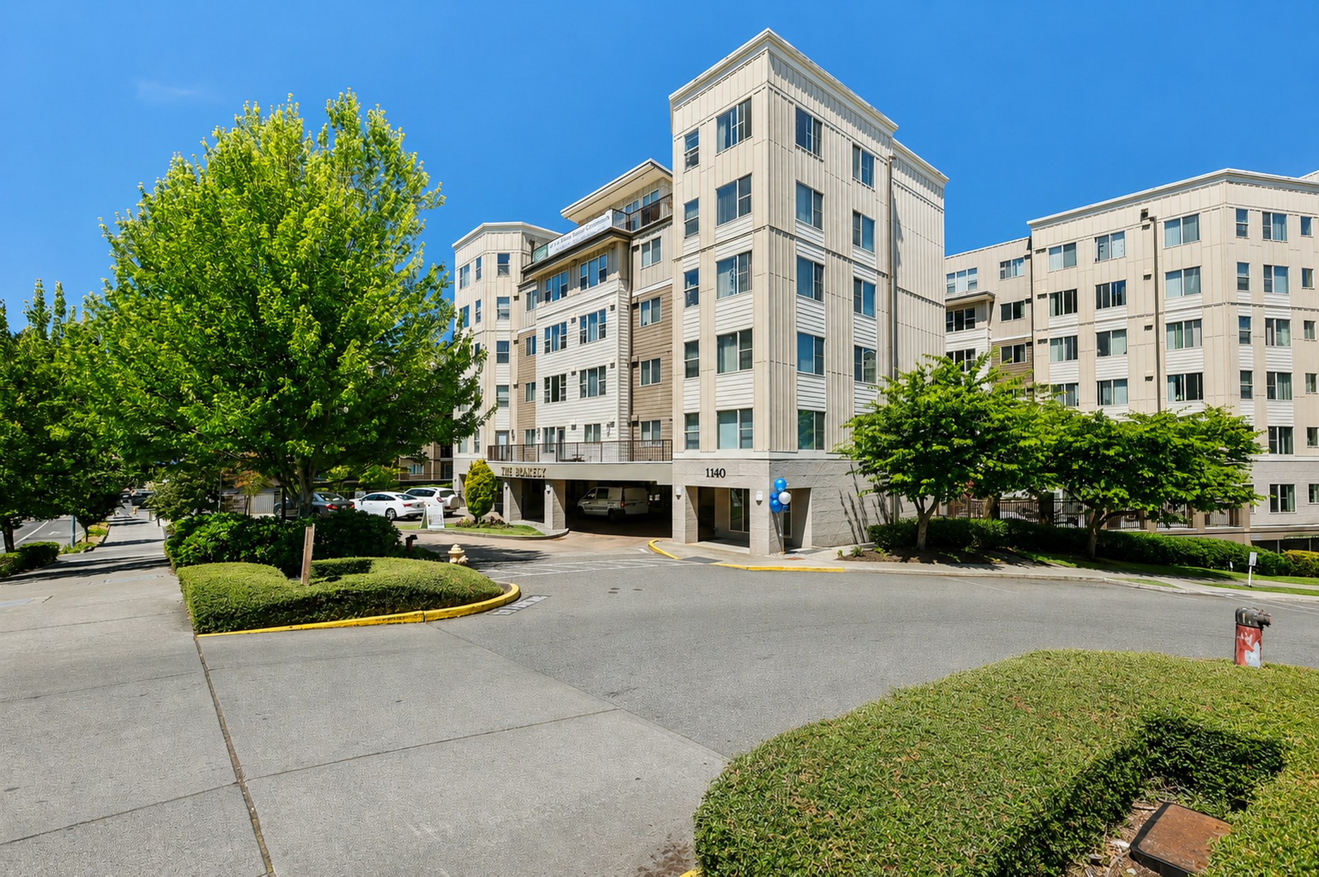 The Blakely at Echo Lake apartments in Shoreline, WA