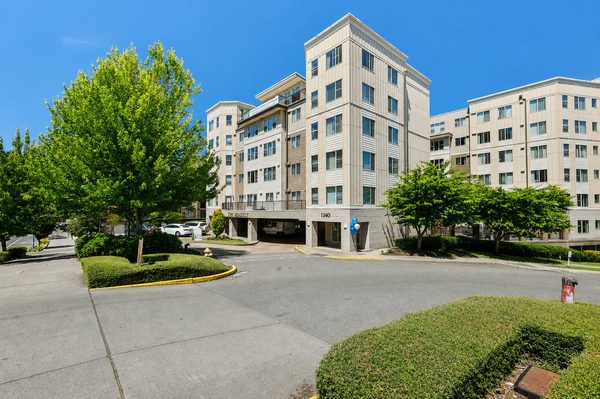 The Blakely at Echo Lake apartments in Shoreline, WA