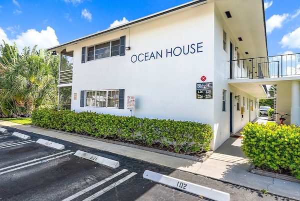 Ocean House Luxury Apartments apartments in Jupiter, FL