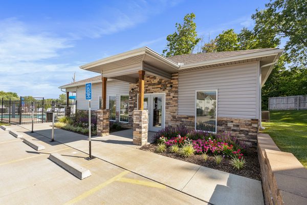 Lakeview Crossing Townhomes apartments in Blue Springs, MO