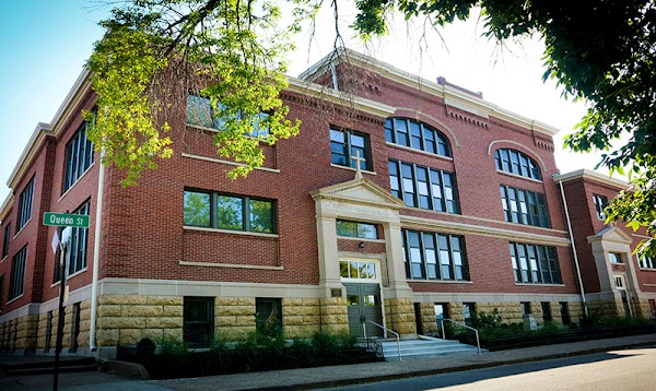Marquette Hall app apartments in Dubuque, IA