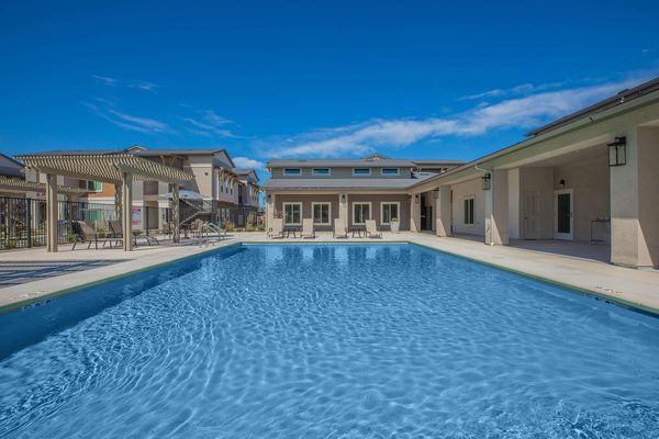 Creekside Village apartments in Clovis, CA