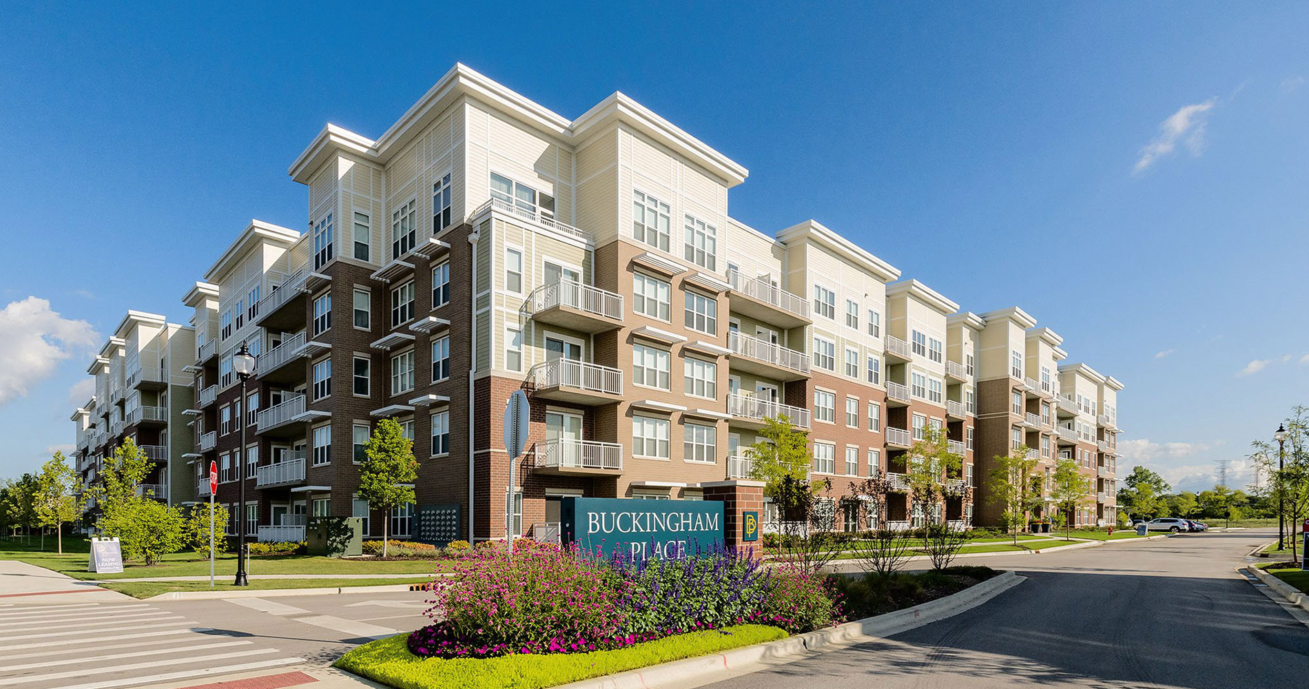 Buckingham Place apartments in Des Plaines, IL