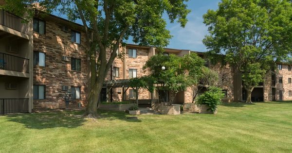 The Woods of Burnsville Apartments apartments in Burnsville, MN