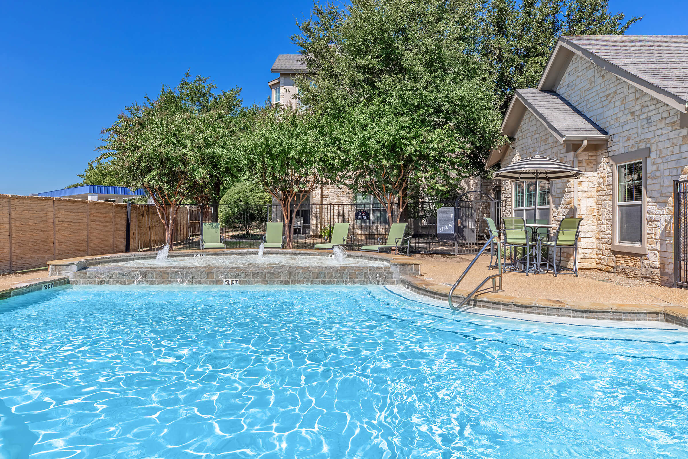 Alsbury Villas apartments in Burleson, TX