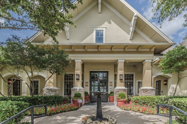 Grand Estates at Kessler Park apartments in Dallas, TX