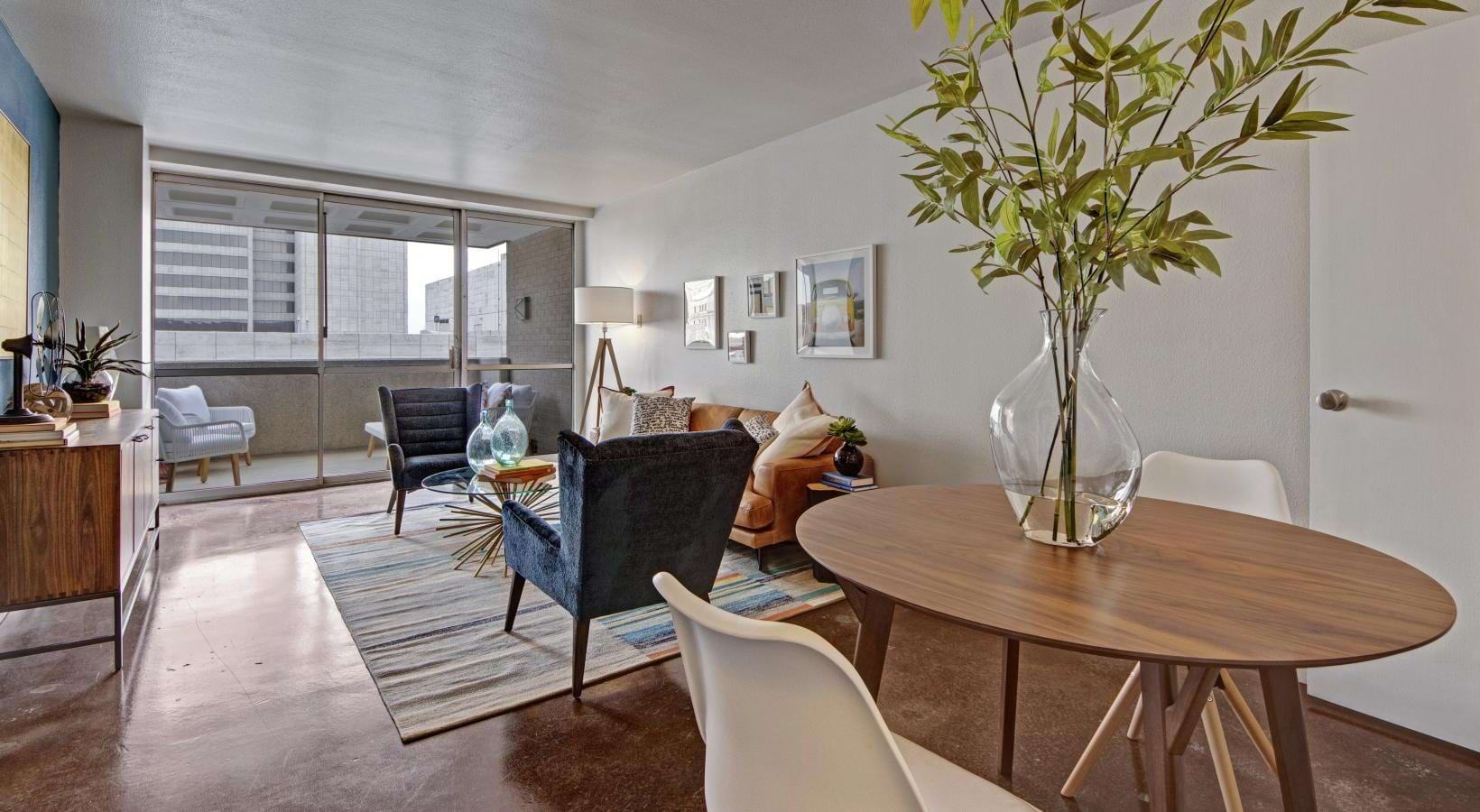 Manor House apartments in Dallas, TX