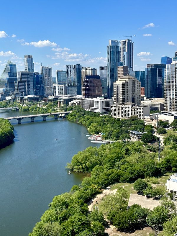 Windsor on the Lake apartments in Austin TX
