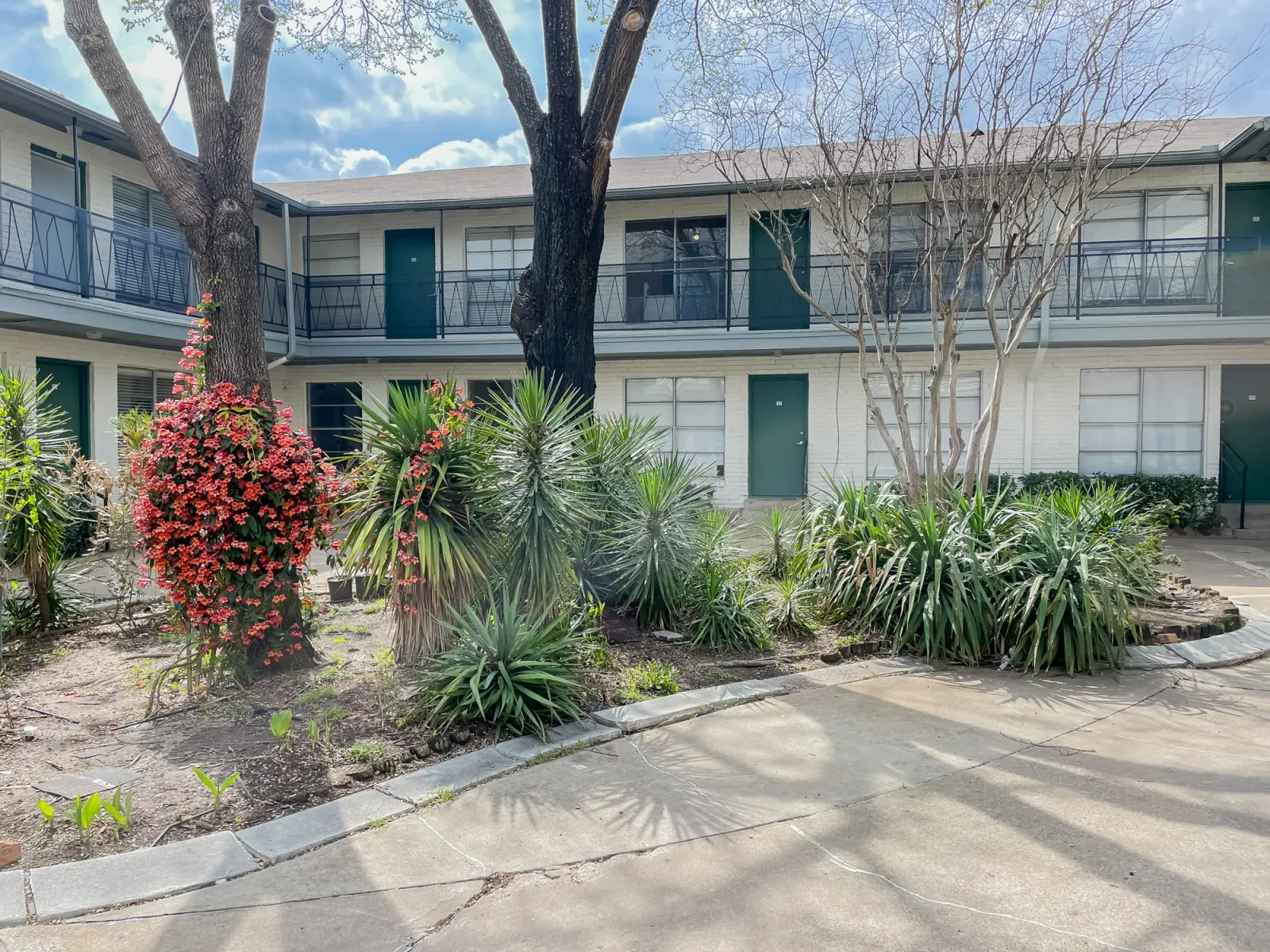Swope & Mangold at Bishop Ridge apartments in Dallas, TX