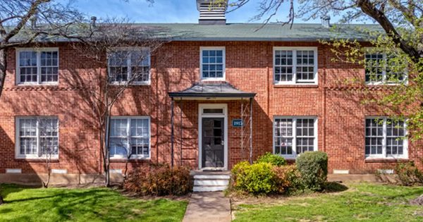 Hampton Plaza at Kessler Park apartments in Dallas, TX