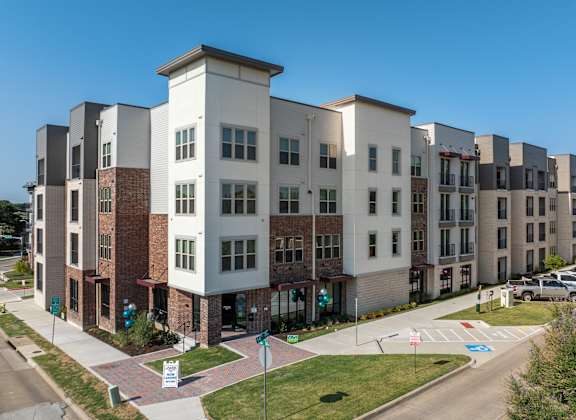 Park on 14th Apartment Homes apartments in Plano, TX