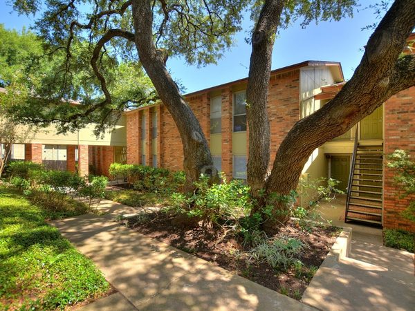 St. Edward's Place Apartments apartments in Austin TX