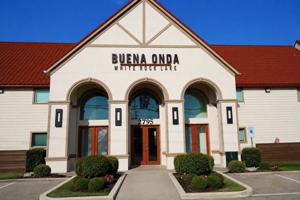 Buena Onda White Rock Lake Community apartments in Dallas, TX