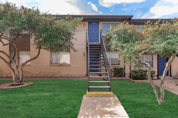 Casa Hills at Dallas West apartments in Dallas, TX