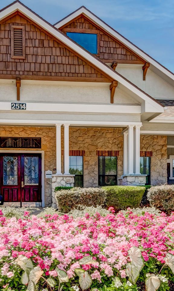 The Oaks at Hampton apartments in Dallas, TX