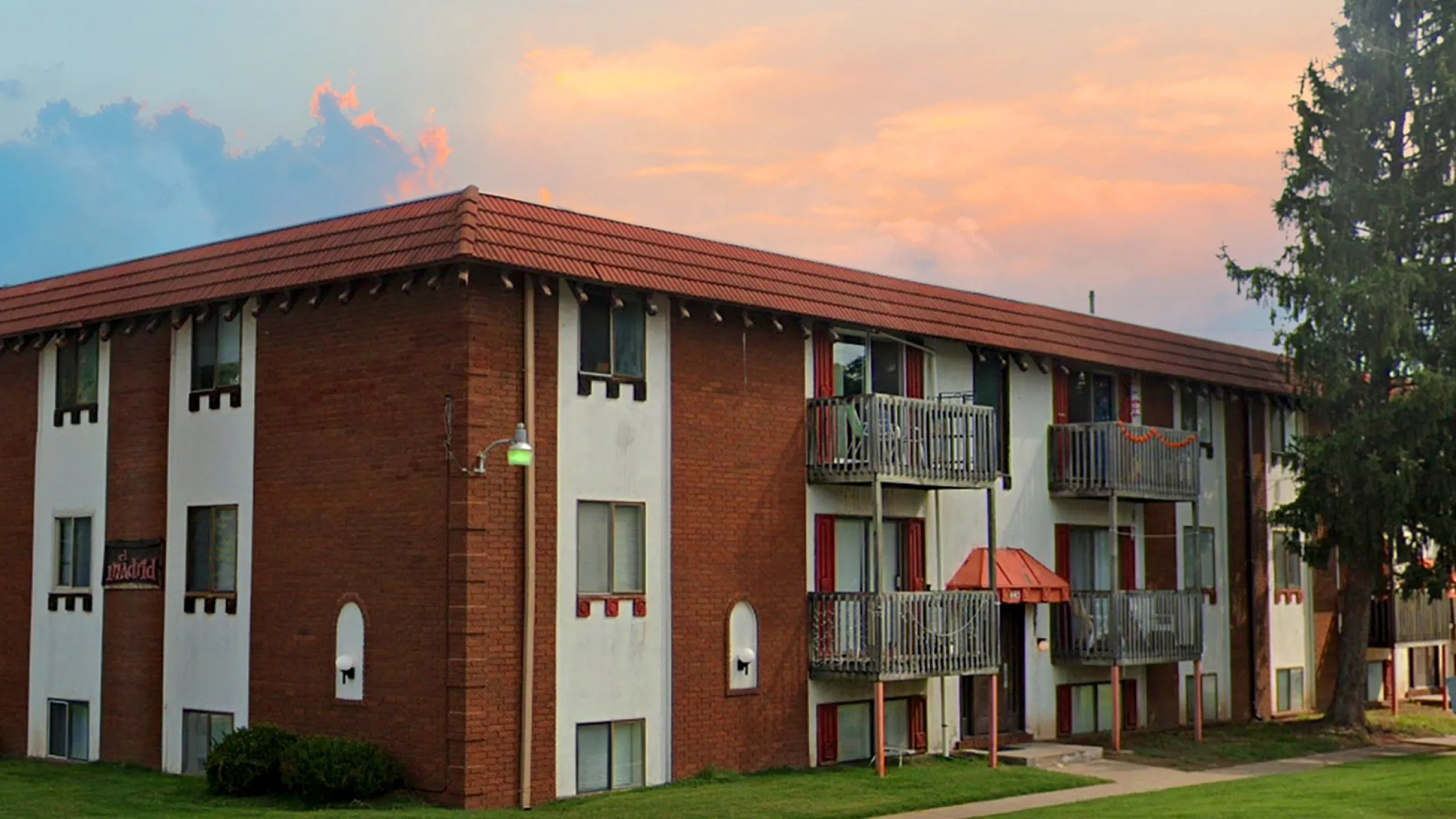 El Madrid apartments in Springfield, MO