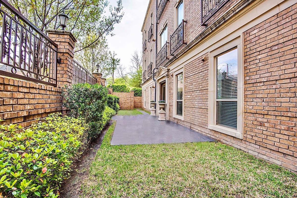 Park Hollow apartments in Dallas, TX