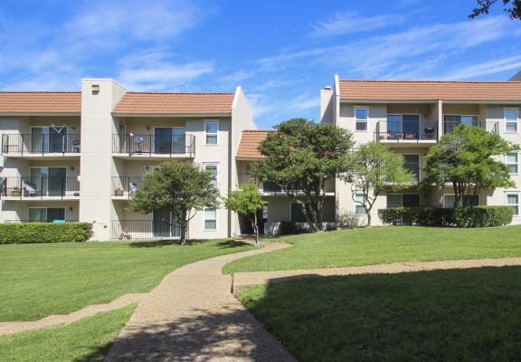 Princeton Court apartments in Dallas, TX