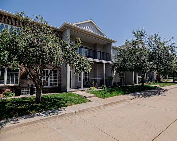 Diamond Brooke at Jordan Creek apartments in West Des Moines, IA
