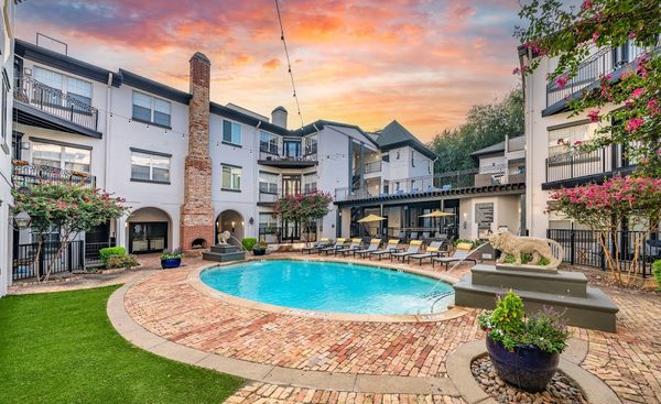 MAA Uptown Village apartments