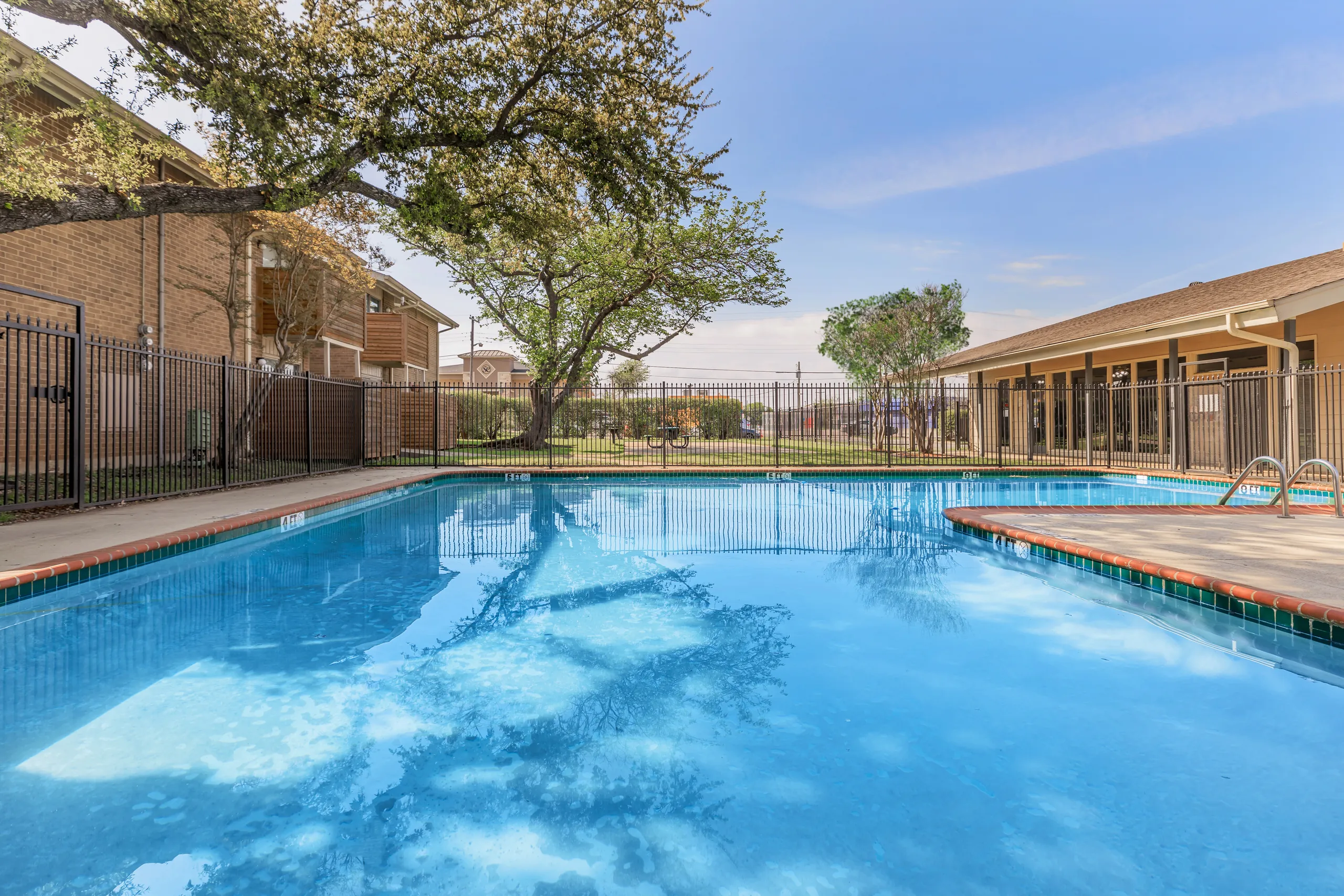 Villas del rey apartments in Dallas, TX
