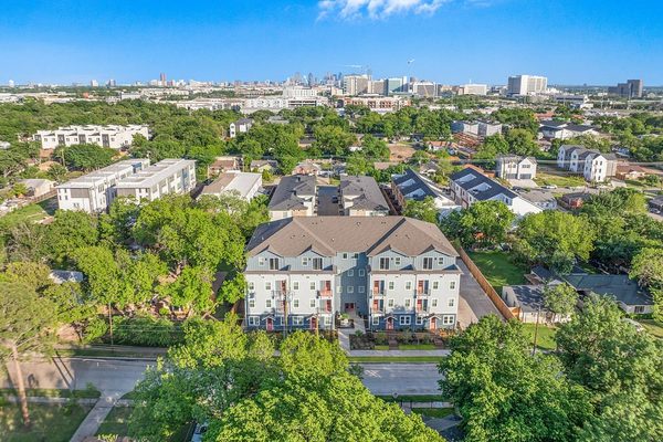 Correo Place apartments in Dallas, TX