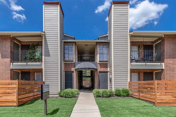 Spanish Breeze at Bachman Lake apartments in Dallas, TX