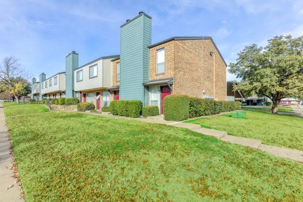 Parkwood Plaza Townhomes apartments