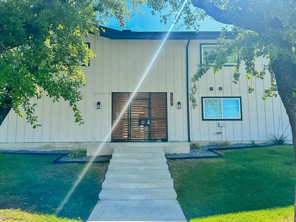Hoskins 90 at Bishop Ridge apartments in Dallas, TX