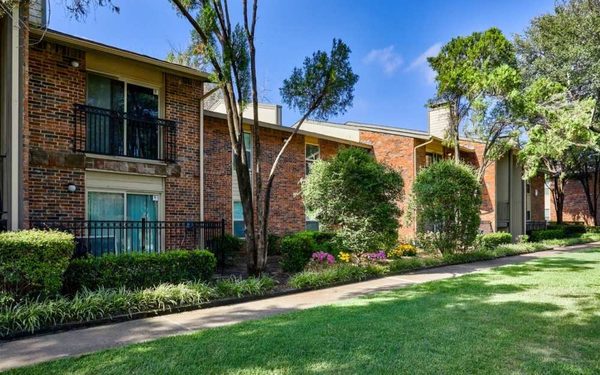 Rochelle Plaza apartments in Irving, TX