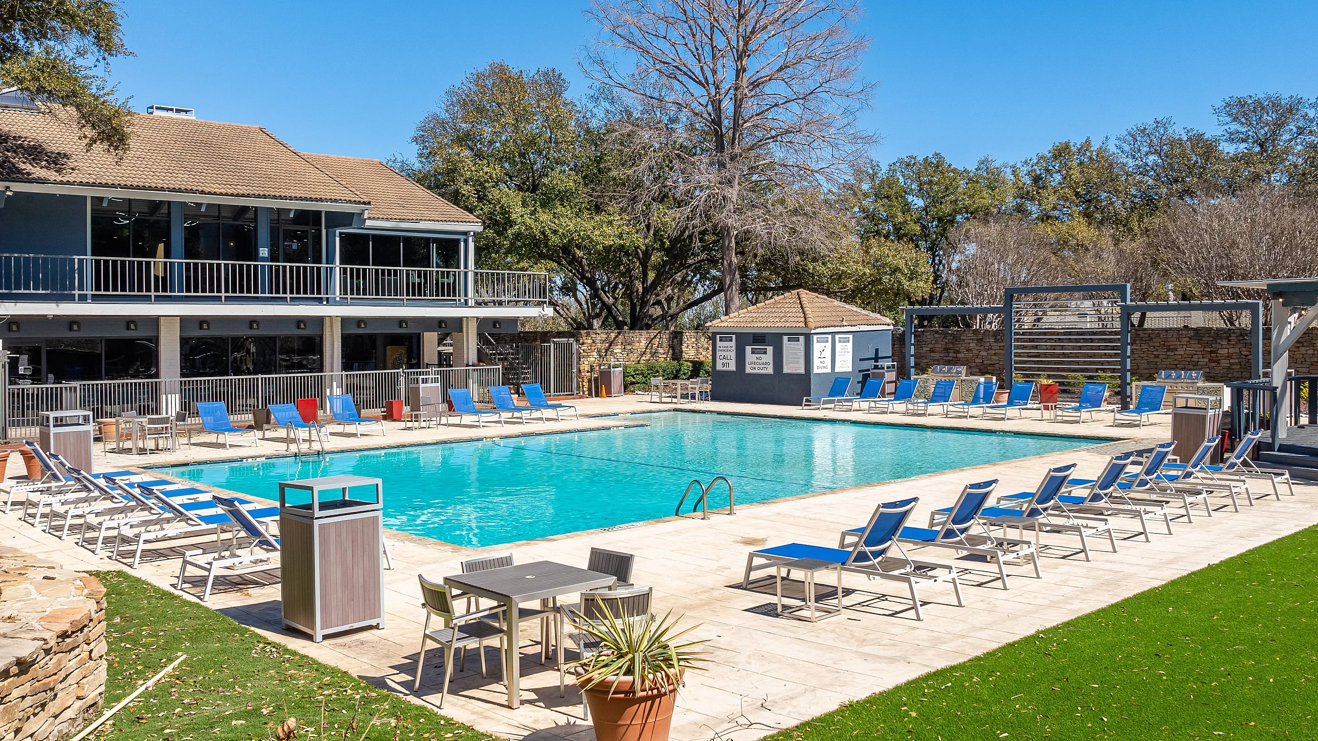 Las Colinas Heights apartments in Irving, TX