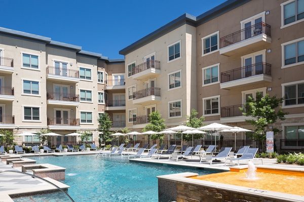 Fountain Pointe Las Colinas apartments in Irving, TX