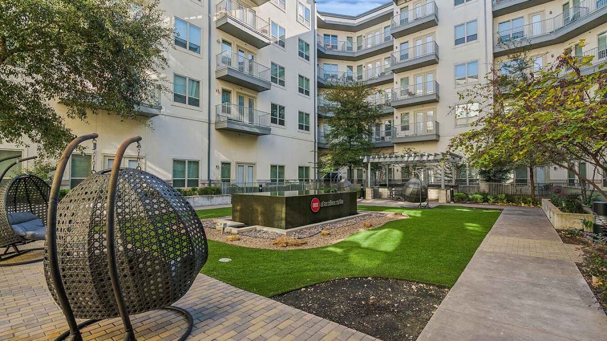 The Louis Las Colinas apartments in Irving, TX