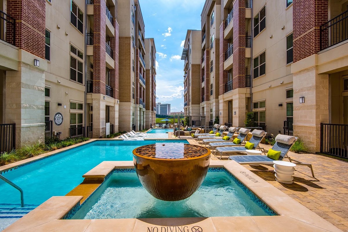 Eastshore on Lake Carolyn apartments in Irving, TX