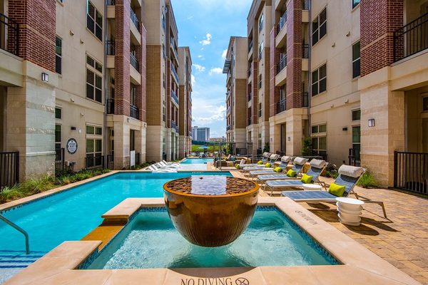Eastshore on Lake Carolyn apartments in Irving, TX