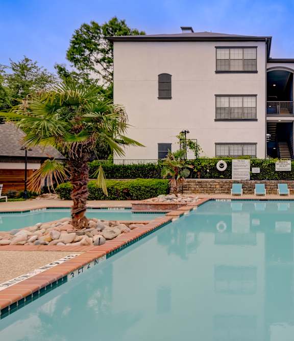 Chimney Hill apartments in Dallas, TX