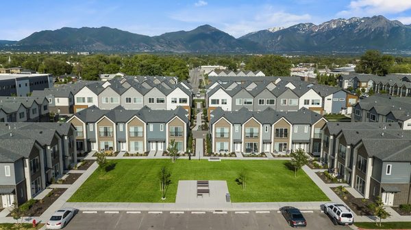 Hawthorne Townhomes apartments