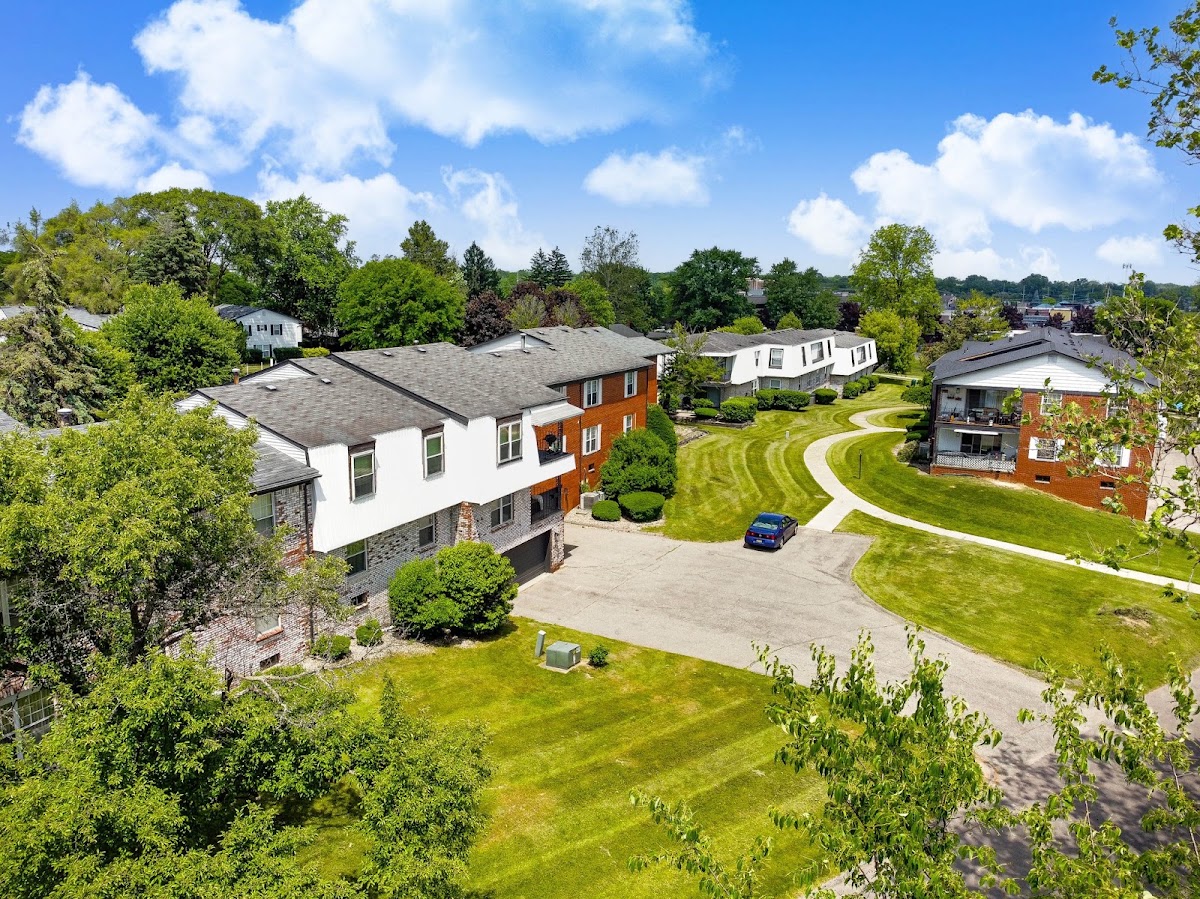 Hunters Ridge Apartments & Townhomes apartments in Farmington Hills, MI