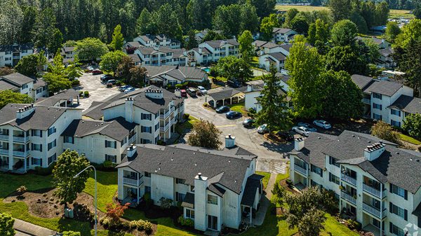Mallard Pointe at Riverbend apartments in Auburn, WA