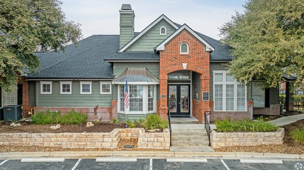 Oaks at Georgetown apartments